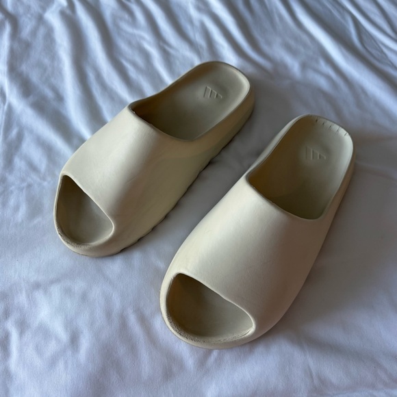 Yeezy Slide in Bone